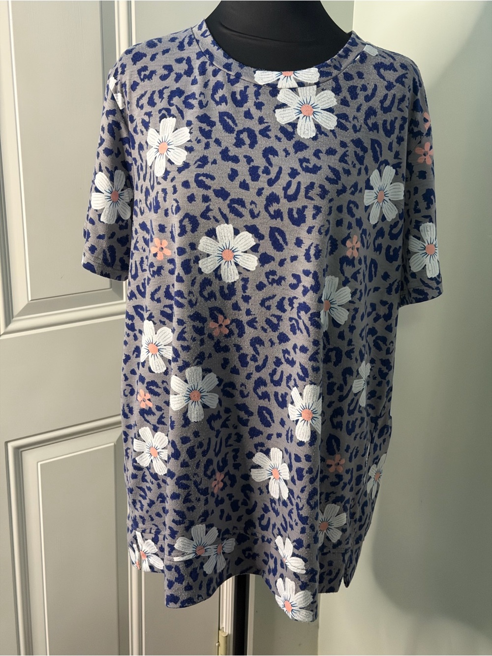 Floral Leopard Print Short Sleeve Tee - Blue Gray‎ with White Flowers